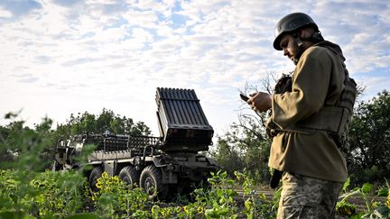 Un soldat ukrainien dans la région de Donetsk, près d'un lance-roquettes RM-70, le 7 août 2024. (DMYTRO SMOLIENKO / AFP)