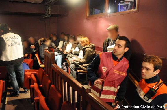 Une quarantaine de personnes ont trouvé refuge dans la petite salle de 190 places, le 7 janvier 2015. (PROTECTION CIVILE DE PARIS)