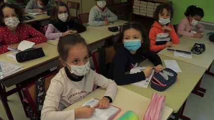 Alors que certains départements l'avaient abandonné, le port du masque est à nouveau obligatoire dans toutes les écoles primaires depuis lundi 15 novembre.&nbsp; (CAPTURE ECRAN FRANCE 2)