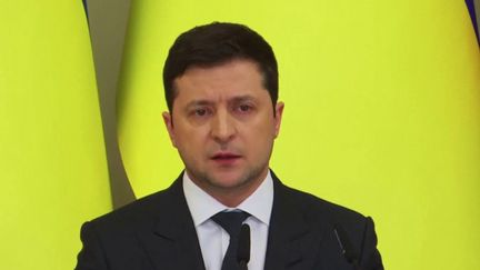 Dans la nuit du vendredi 25 février, le président Ukrainien&nbsp;Volodymyr&nbsp;Zelensky, a pris une nouvelle fois la parole, seul, afin d'appeler à l'aide.&nbsp;Il craint pour sa vie et celle de sa famille, car selon lui, il est la cible numéro une de la Russie. (FRANCE 2)