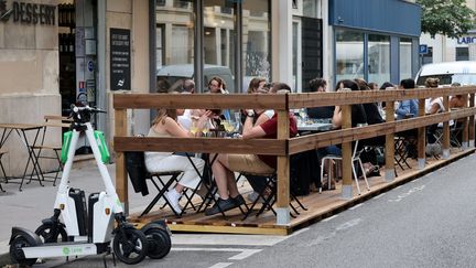 Terrasse éphémère sur des places de stationnement Paris 12e, le 18 juin 2021.&nbsp; (DELPHINE GOLDSZTEJN / MAXPPP)