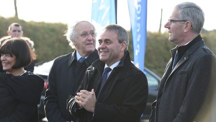 Le président de la région Nord-Pas-de-Calais-Picardie, Xavier Bertrand, lors d'une visite du président de la République à Neuville-Saint-Vaast (Pas-de-Calais), le 17 décembre 2015. (MAXPPP)