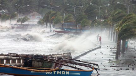 La temp&ecirc;te tropicale a commenc&eacute; &agrave; balayer les c&ocirc;tes est des Philippines, t&ocirc;t vendredi matin, comme ici &agrave; Legazpi. (CHARISM SAYAT / AFP)