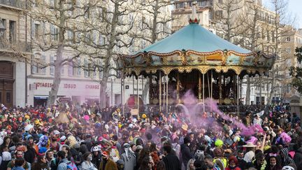 6 500 personnes ont improvisé en pleine pandémie un carnaval non-autorisé, rue de la Canebière à Marseille, le samedi 21 mars 2021. Des auditeurs choqués par les reportages diffusés sur franceinfo mais la mission de ce média est d'informer, pas d'inciter à la promotion de manifestations pas autorisées. (Illustration) (CHRISTOPHE SIMON / AFP)