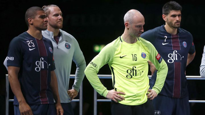 Les stars du PSG Daniel Narcisse et Thierry Omeyer dépités après la finale de Ligue des champions perdue de un point face au HC Vardar, le 4 juin 2017. (INA FASSBENDER / AFP)