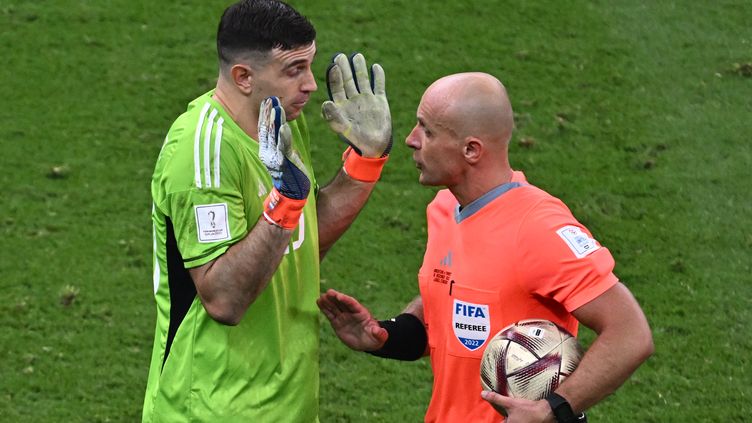 Argentina team goalkeeper Emiliano Martinez is reprimanded by the match referee during the penalty shootout in the World Cup final between France and Argentina on December 18 2022. (JEWEL SAMAD / AFP)