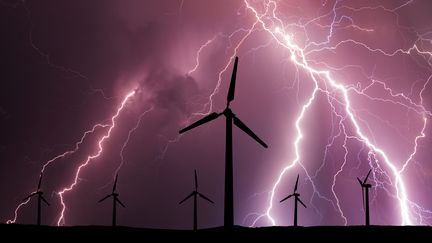 Après les orages de cette semaine (et avant ceux qui surviendront cet été), Bertrand Dicale se demande comment les artistes font tomber la pluie et les phénomènes atmosphériques dans leurs chansons. (ANTON PETRUS / MOMENT RF / GETTY IMAGES)