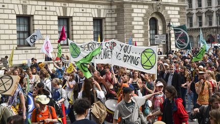 Des manifestants du mouvement Extinction Rebellion marchent à Londres, le 23 avril 2019. (ALBERTO PEZZALI / NURPHOTO / AFP)