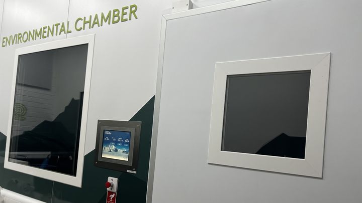 The environmental chamber, where athletes can get used to certain extreme climates, cold or hot. (CLÉMENCE PÉNARD / RADIO FRANCE)