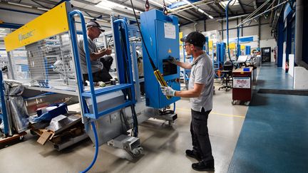 Des salariés d'une entreprise spécialisée dans les machines de tri des déchets, à Pertuis (Vaucluse), le 17 juin 2022. (CLEMENT MAHOUDEAU / AFP)