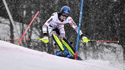 Le Français Clément Noël en action lors du slalom de Chamonix samedi 30 janvier 2021. (JEFF PACHOUD / AFP)