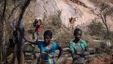 Des femmes travaillant dans une mine près de Lubumbashi, au Katanga (RDC), en mai 2015. (FEDERICO SCOPPA / AFP)