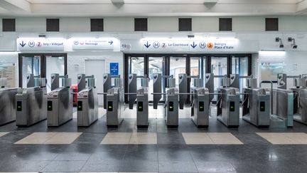 La station de métro reste fermée à la gare de l'Est, le 9 décembre 2019 à Paris. (SAMUEL BOIVIN / NURPHOTO / AFP)