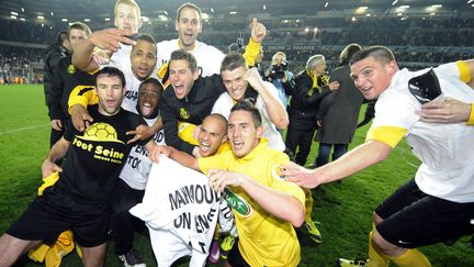 La joie des joueurs de Quevilly apr&egrave;s leur victoire sur l'Olympique de Marseille, le 20 mars 2012, en Coupe de France. (JEAN YVES DESFOUX / TEAMSHOOT)