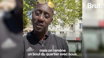 “C’est la magie d’internet, des réseaux et du travail aussi”. Dans son quartier populaire d’Evry-Couronnes, Malason s’est fait connaître sur les réseaux grâce à un ballon et une lucarne. Aujourd’hui, il organise des évènements en France avec La Lucarne d’Evry.