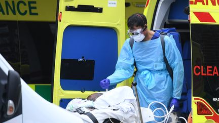 Pour faire face à la pandémie, le service de santé britannique a&nbsp;été contraint de&nbsp;faire appel à des volontaires pour aider le personnel médical dans les hôpitaux du pays. (DANIEL LEAL-OLIVAS / AFP)