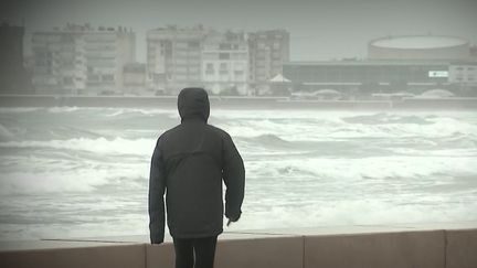 25 départements en France sont en alerte pour vents violents avec des rafales attendues à 130 km/h. À L'Aiguillon-sur-Mer, dans le département de la Vendée, chacun se prépare au pire. (France 2)