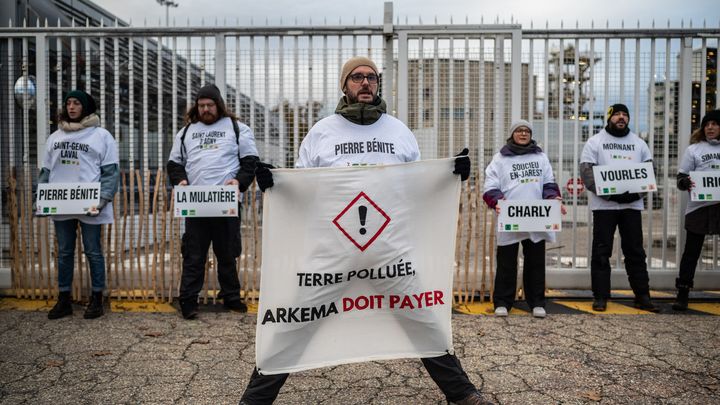 Des militants écologistes bloquent l’entrée de l’usine Arkema de Pierre Bénite (Rhône). (BASTIEN DOUDAINE / AFP)