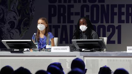 La militante écologiste suédoise Greta Thunberg et Vanessa Nakaté, militante ougandaise pour la justice climatique, au sommet des Jeunes sur le changement climatique à Milan mardi 28 septembre.&nbsp; (MATTEO BAZZI / ANSA)