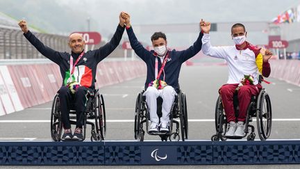 Florian Jouanny sur le podium de la course en ligne catégorie H1-2 des Jeux paralympiques de Tokyo, mercredi 1er septembre. (YONATHAN KELLERMAN / France Paralympique)