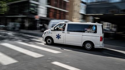 Une ambulance à Lyon, le 16 avril 2020. (JEFF PACHOUD / AFP)