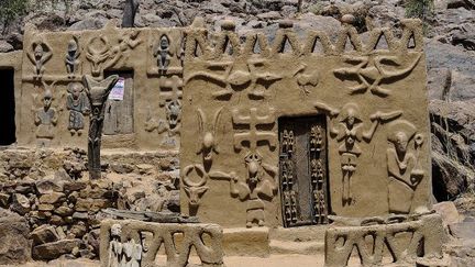 Maison traditionnelle dogon près des falaises de Bandiagara. (AFP - DANIEL RIFFET / PHOTONONSTOP)