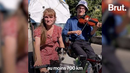 À vélo, ces deux artistes sillonnent les routes de village en village avec leur caravane qui se transforme en scène de spectacle. Pour Brut, ils partagent leur mode de vie et leur joie de vivre.