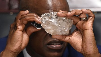 Le président du Botswana Mokgweetsi Masisi examine le 2e plus gros diamant jamais découvert, le 22 août 2024. (MONIRUL BHUIYAN / AFP)