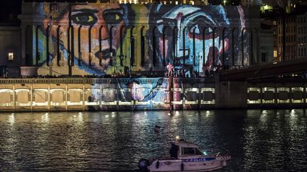 Une seule installation initialement prévue pour la Fête des lumières a été conservée. La scénographie&nbsp;Regards, de Daniel Knipper, projetait 80 visages&nbsp;peints par&nbsp;Boticelli, Matisse ou de Vinci sur la Basilique de Fourvière et les quais de Saône. (JEAN-PHILIPPE KSIAZEK / AFP)