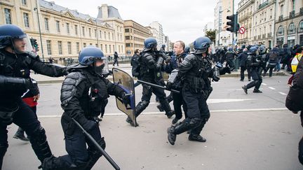 "Sans policiers et gendarmes, pas de sécurité ni de liberté", rappelle Emmanuel Macron