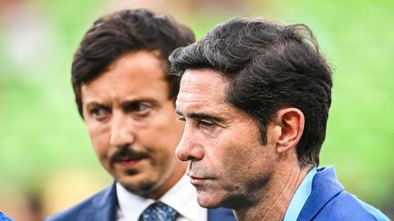 Marcelino (premier plan) et le président de l'OM, Pablo Longoria, le 18 août 2023 à Metz. (MATTHIEU MIRVILLE / AFP)