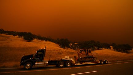 Les vastes incendies qui touchent la Californie provoquent d'importants nuages de fumée qui obscurcissent le ciel comme ici près de Lakeport le 2 août 2018. (MARK RALSTON / AFP)