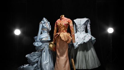 L’exposition s’achève sur les hommages rendus aux maîtres impressionnistes par les directeurs artistiques successifs de la maison de couture au travers de certaines de leurs créations parmi les plus emblématiques du style Dior. 
 (Dior)