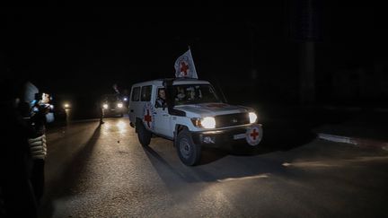 Des membres du personnel de transfert de la Croix-Rouge avec des otages libérés au terminal de Rafah, dans le sud de la bande de Gaza, le 25 novembre 2023. (CHINE NOUVELLE / SIPA)