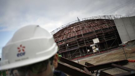 Le site de construction du r&eacute;acteur nucl&eacute;aire EPR &agrave; Flamanville (Manche), en novembre 2012.&nbsp;EDF &eacute;tait poursuivi pour avoir fait espionner le syst&egrave;me informatique de Greenpeace. (CHARLY TRIBALLEAU / AFP)