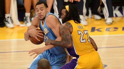 Javale McGee face à la muraille Jordan Hill