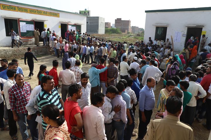 Des électeurs indiens attendant de voter, le 11 avril 2019 dans l'Etat de l'Uttar Pradesh en Inde. (NASIR KACHROO / NURPHOTO / AFP)