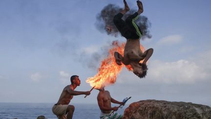 Photo Hebdo : de la dengue au Bangladesh, aux cracheurs de feu palestiniens (France 2)