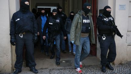 Des forces de l'ordre quittent un immeuble apr&egrave;s une perquisition, le 16 janvier 2015, &agrave; Berlin (Allemagne).&nbsp; (FABRIZIO BENSCH / REUTERS)