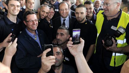 Le pr&eacute;sident fran&ccedil;ais Fran&ccedil;ois Hollande pose avec des salari&eacute;s de l'usine&nbsp;Crown Bevcan Europe &agrave; Custines (Meurthe-et-Moselle), le 26 septembre 2013. (MAXPPP)