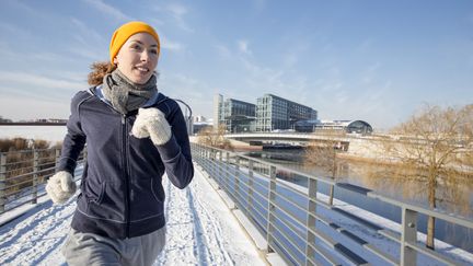 Les conseils de franceinfo pour pratiquer le sport quand il fait froid. Photo d'illustration. (MARKUS BERNHARD / STONE RF)