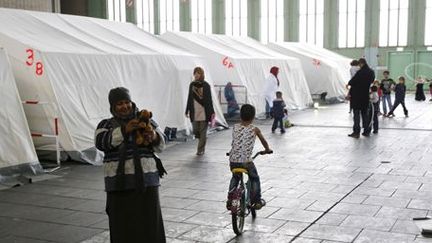 Migrants dans un hangar de l'ancien aéroport de Tempelhof à Berlin le 9 décembre 2015 (Reuters - Fabrizio Bensch)