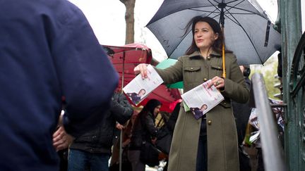 J-11 C&eacute;cile Duflot, la secr&eacute;taire nationale d'Europe Ecologie Les Verts distribue des tracts de soutien au candidat socialiste Fran&ccedil;ois Hollande &agrave; Paris, le 25 avril 2012. (MARTIN BUREAU / AFP)