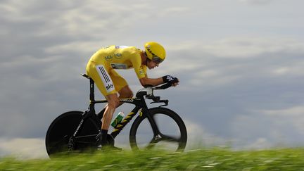 Le cycliste britannique Bradley Wiggins lors d'un contre-la-montre pendant le Tour de France, le 21 juillet 2012. (LIONEL BONAVENTURE / AFP)