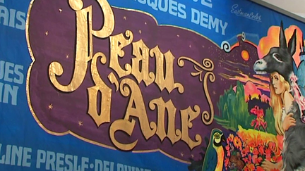 Des affiches peintes à la main par André Azaïs, comme ici celle de "Peau d'Ane" de Jacques Demy en 1970.
 (France 3 / Culturebox)