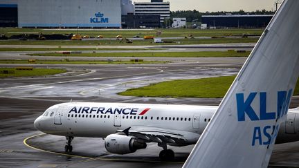 Un avion d'Air France sur le tarmac de l'aéroport de Schiphol, le 24 mai 2022. (RAMON VAN FLYMEN / ANP)