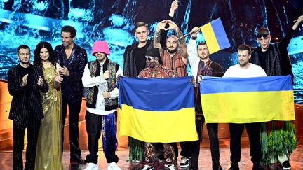 Les membres du groupe ukrainien, Kalush Orchestra, célèbrent leur victoire à l'Eurovision, le 14 mai 2022.&nbsp; (MARCO BERTORELLO / AFP)