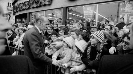 Le troisième président de la Ve République, Valéry Giscard d'Estaing lors d'un déplacement à Beaune le 26 janvier 1978. Présidence du 27 mai 1974 au 21 mai 1981 (6 ans, 11 mois et 24 jours). (LAURENT MAOUS / GAMMA-RAPHO VIA GETTY IMAGES)