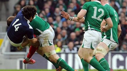 Yoann Huget plaqué par l'Irlandais Jamie Heaslip