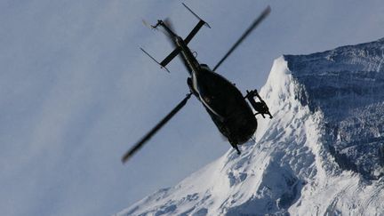 Un hélicoptère du PGHM de Chamonix en opération de recherche (illustration). (GILLES HALAIS / RADIOFRANCE)